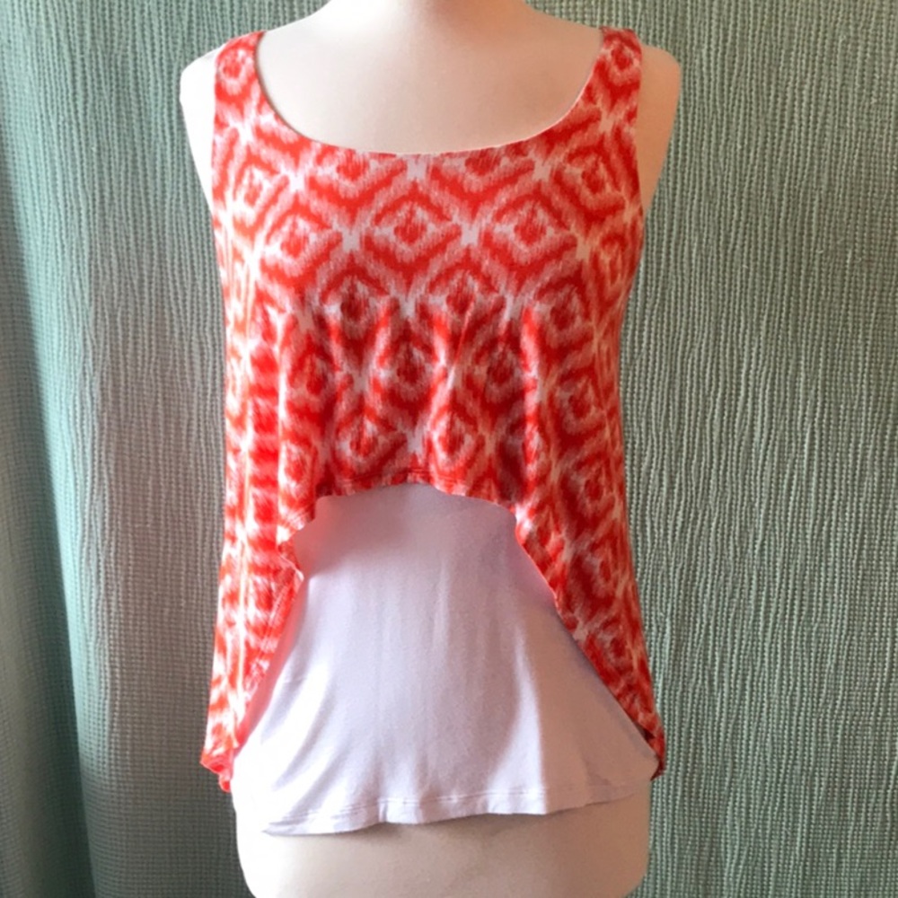 Sleeveless top by The Pyramid Collection. M